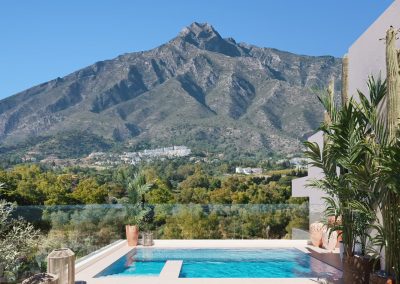 Earth Marbella terrace mountain view - Lunde & Nieto